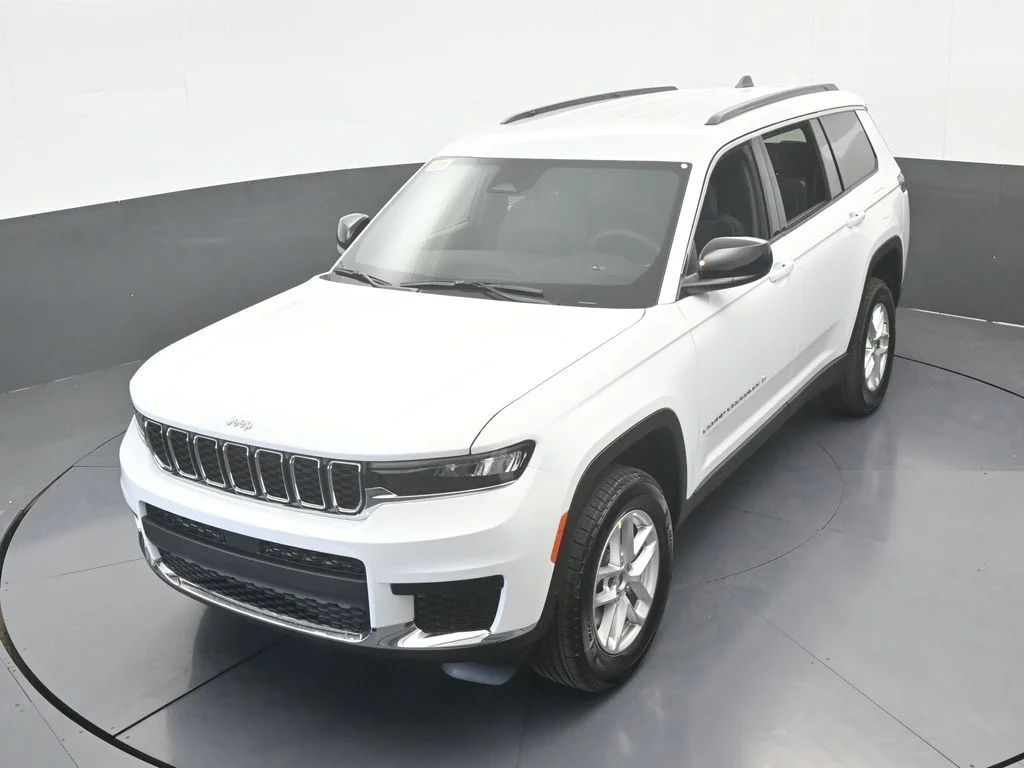 New 2026 Bright White Clear-Coat Exterior Paint Jeep Laredo image 42