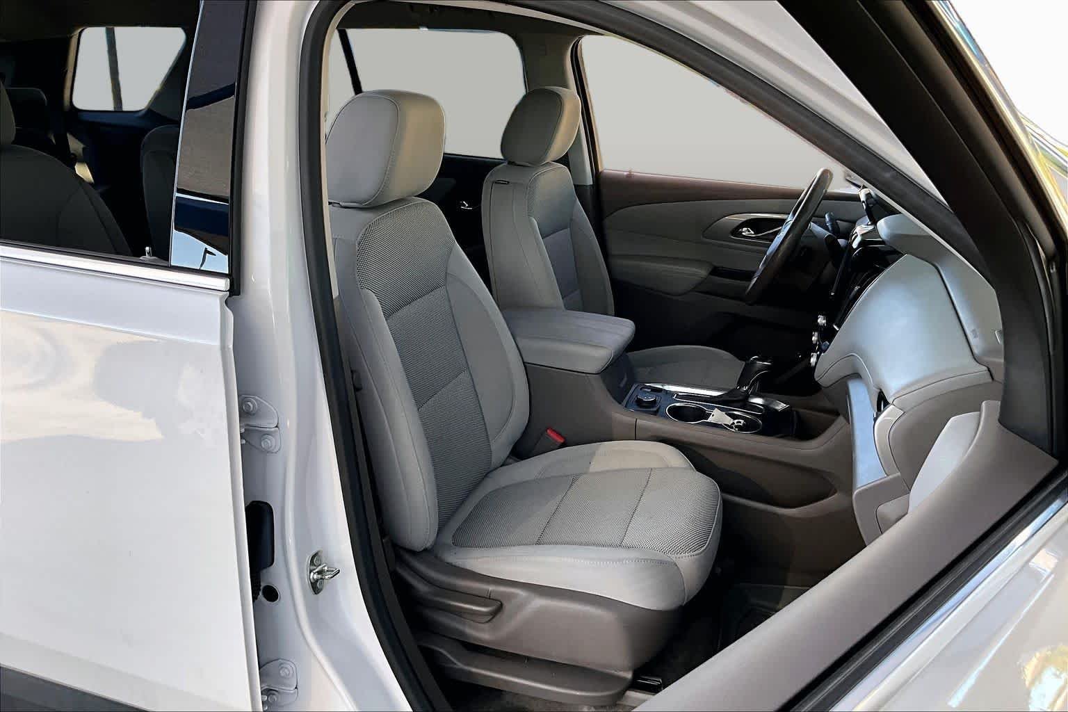 Used 2018 Iridescent Pearl Tricoat Chevrolet LT Cloth image 9