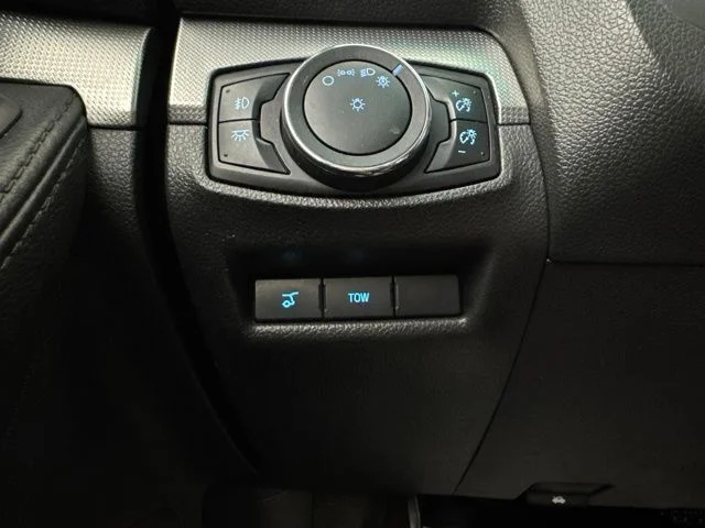 Used 2015 White Platinum Clearcoat Metallic Ford XLT image 21