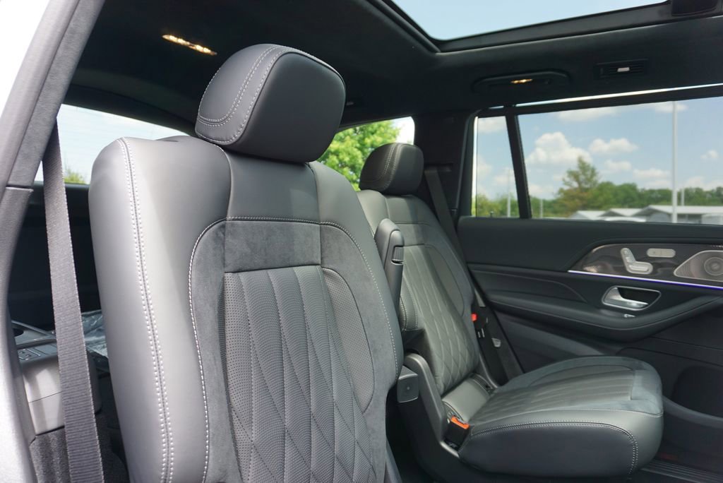 New 2026 MANUFAKTUR Moonlight White Metallic Mercedes-Benz GLS 63 AMG® image 102