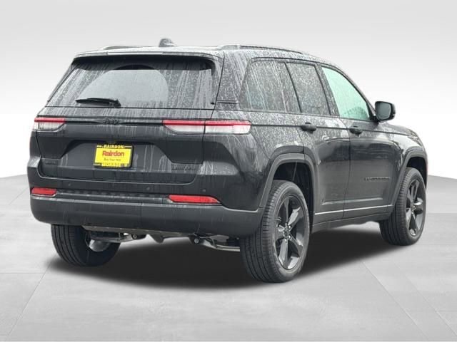 New 2025 Diamond Black Crystal Pearl-Coat Exterior Paint Jeep Limited image 6
