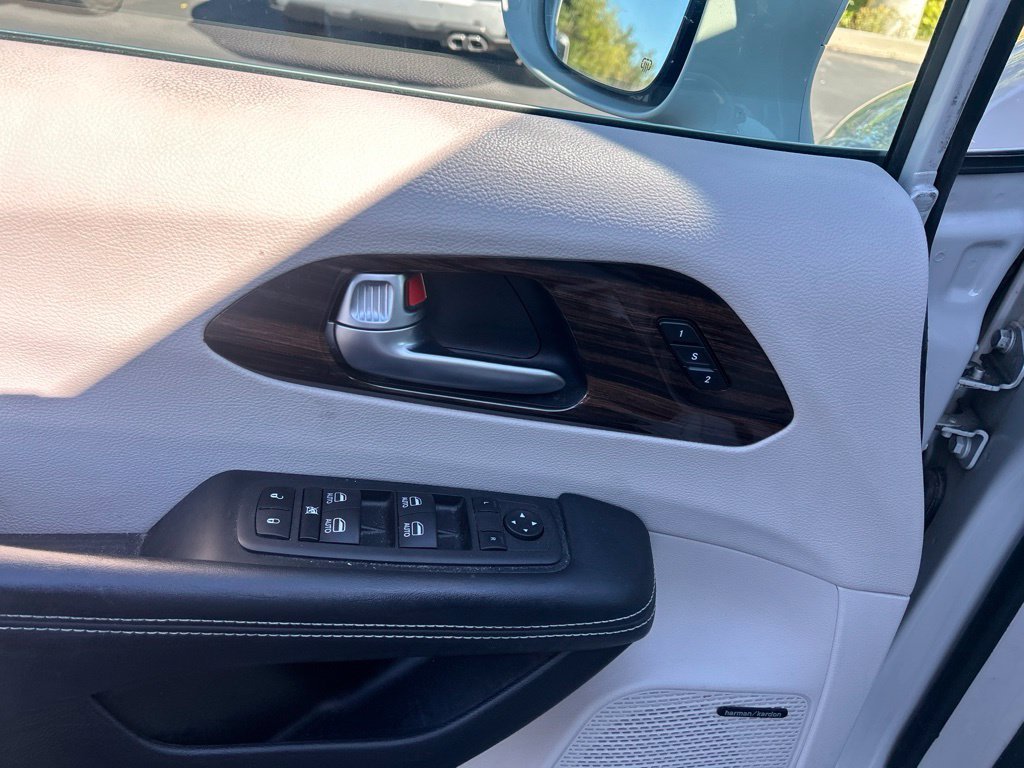 Used 2021 Luxury White Pearlcoat Chrysler Limited image 20