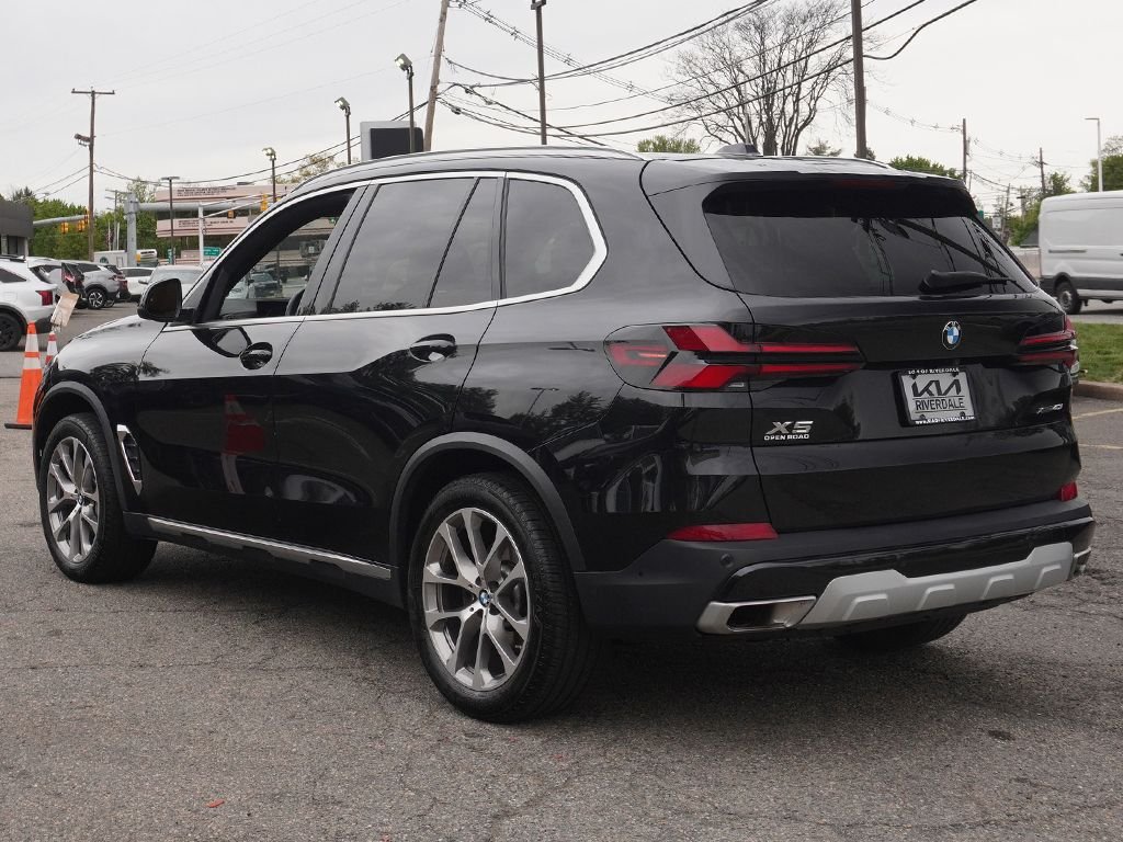 Used 2024 Black BMW xDrive40i image 11