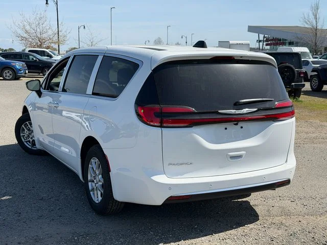 New 2026 Bright White Clear-Coat Exterior Paint Chrysler Select image 9