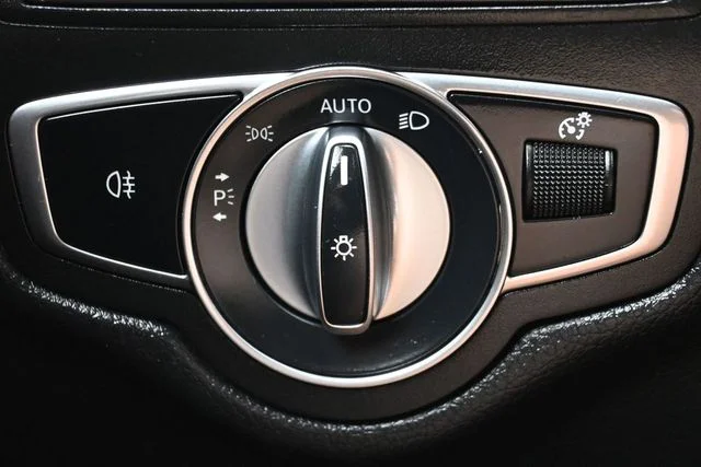 Used 2022 White Mercedes-Benz GLC 300 image 23