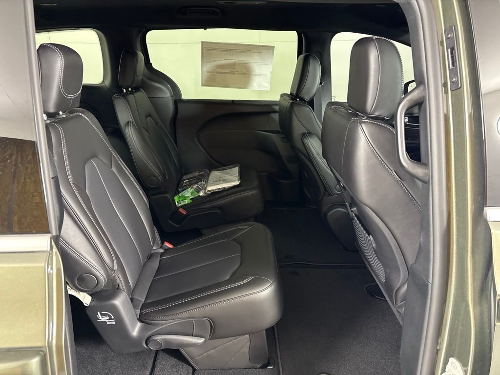 New 2027 Olive Green Pearl-Coat Exterior Paint Chrysler Select image 18