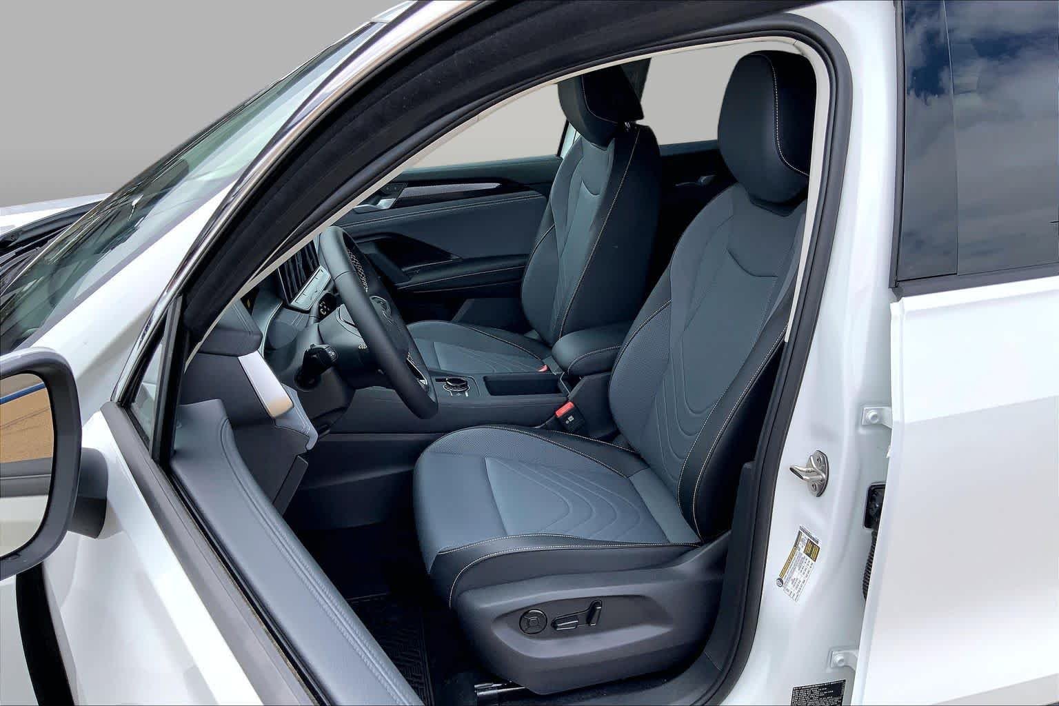 New 2026 Pure White Volkswagen SE image 9