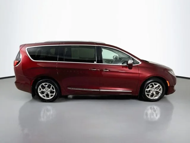 Used 2017 Red Chrysler Limited image 8