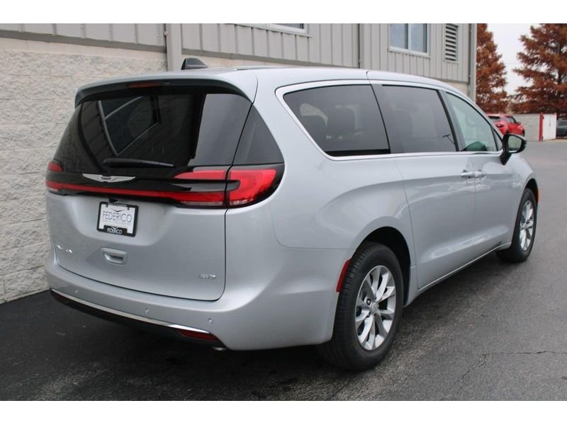 New 2026 Silver Mist Clear-Coat Exterior Paint Chrysler Select AWD image 3
