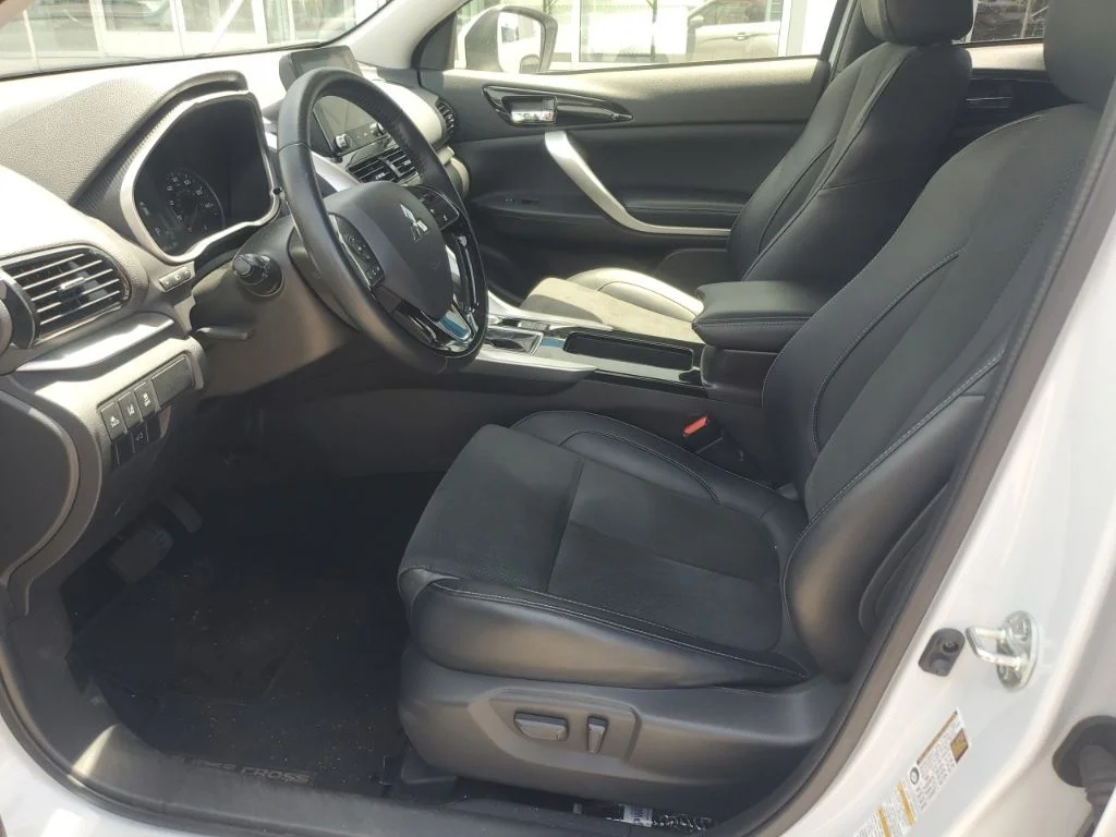 Used 2025 White Mitsubishi SE image 13