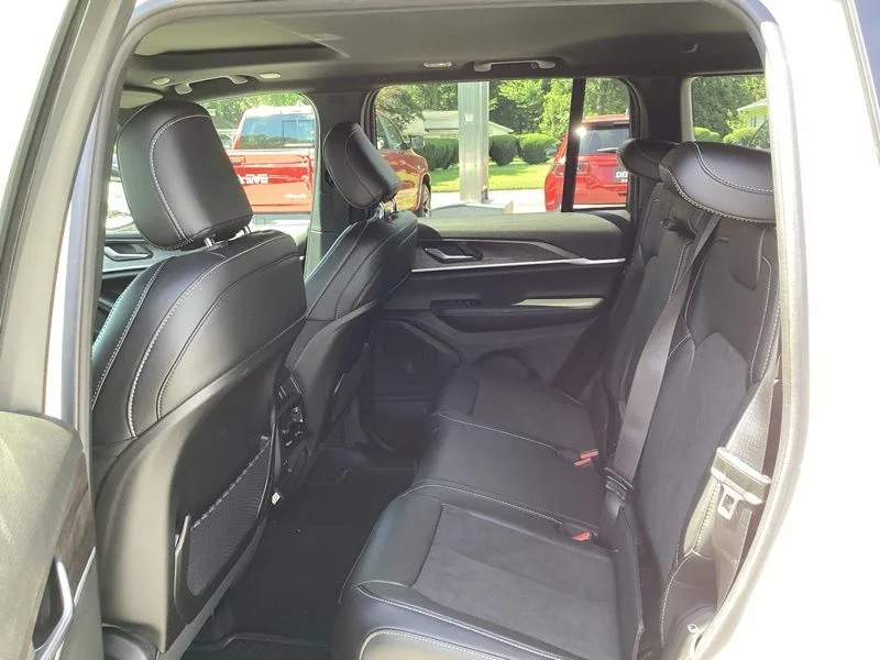 New 2026 Bright White Clear-Coat Exterior Paint Jeep Altitude image 20