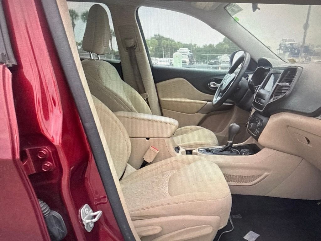 Used 2020 Red Jeep Latitude image 6
