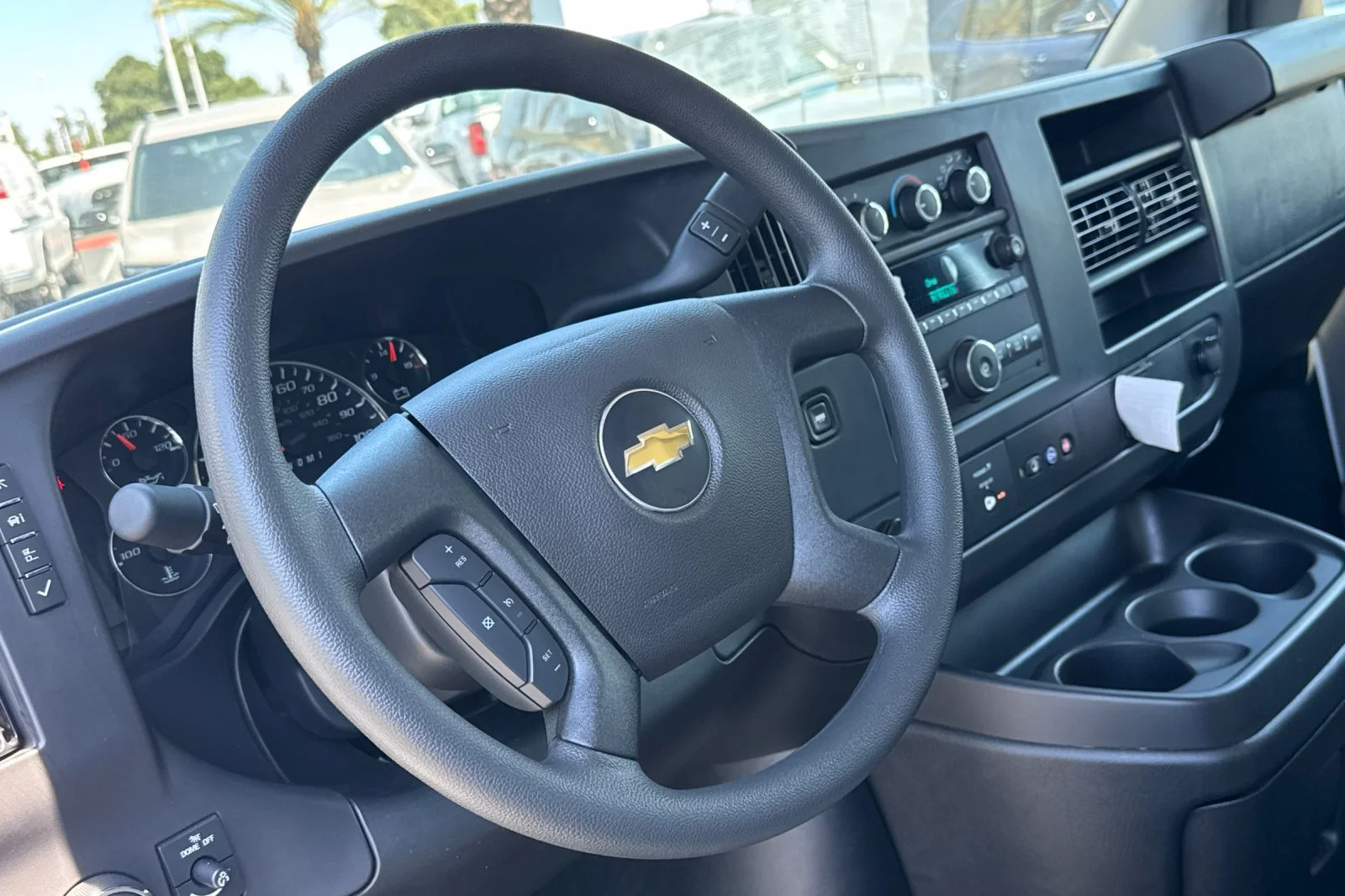 2025 Chevrolet Express Cutaway 3500 1WT view 12