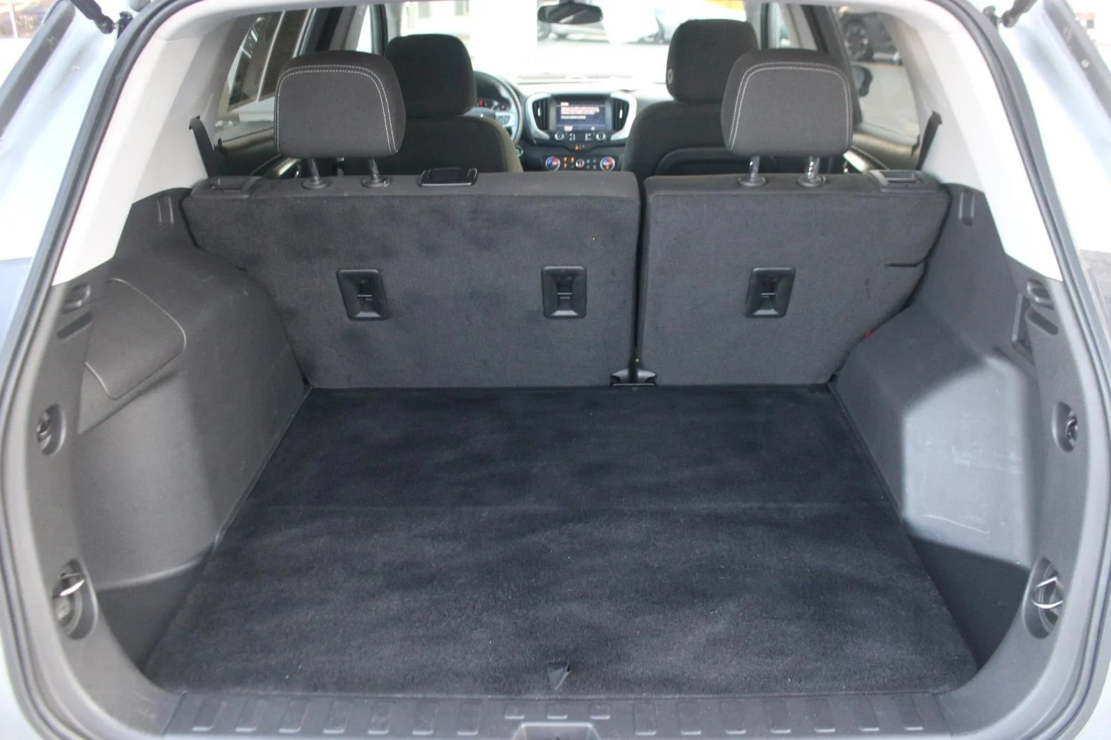 Used 2023 Sterling Metallic GMC SLE image 12
