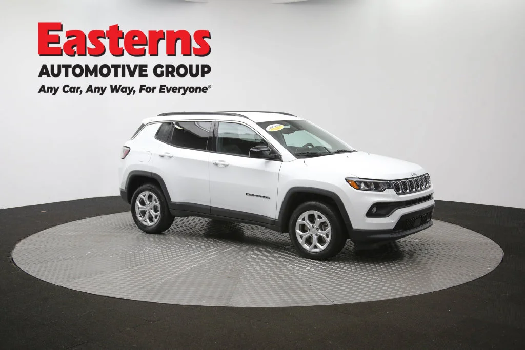Used 2024 White Jeep Latitude image 43