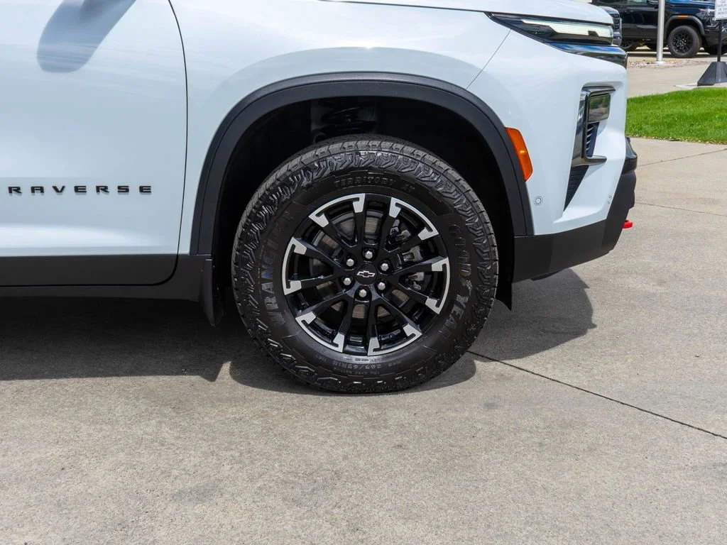 Used 2026 Polar White Tricoat Chevrolet Z71 image 39