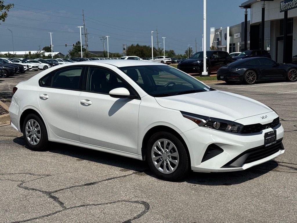 Used 2024 White Kia LX image 9