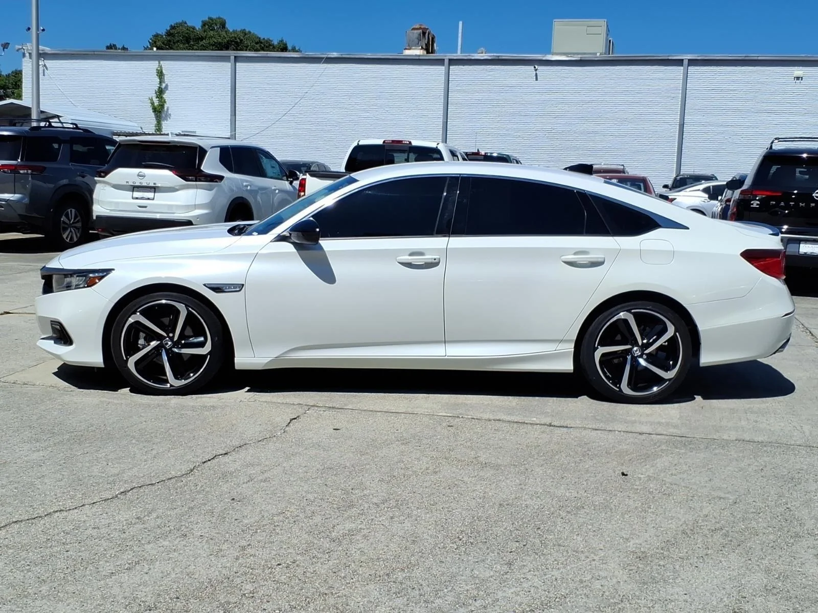 Used 2022 Platinum White Pearl Honda Sport SE image 3