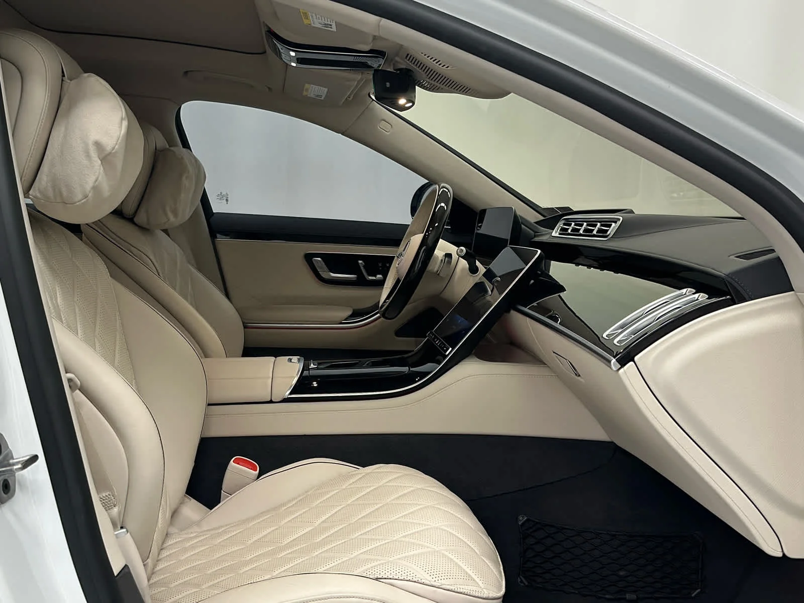Used 2024 MANUFAKTUR Moonlight White Metallic Mercedes-Benz S 580 image 17