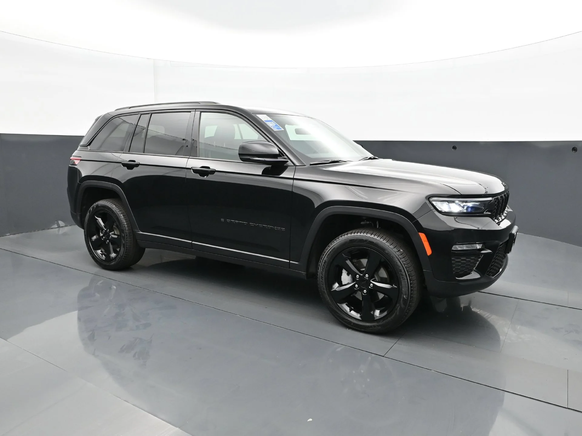 Used 2025 Diamond Black Crystal Pearlcoat Jeep Limited image 11