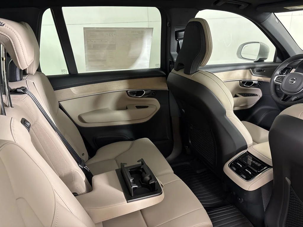 New 2026 White Volvo B6 Plus 7-Seater image 22