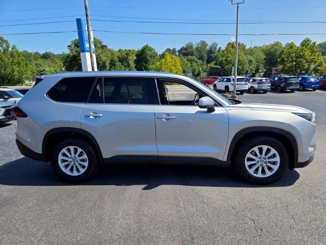 Used 2025 Silver Toyota XLE image 9