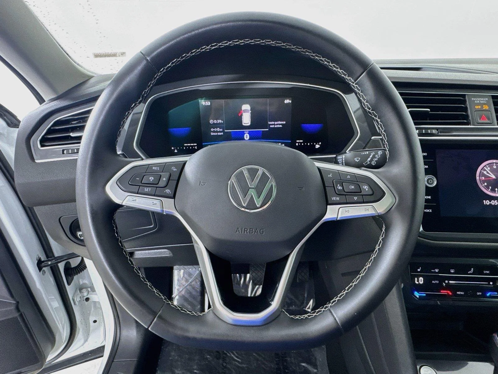 Used 2023 Opal White Pearl Volkswagen SE image 11