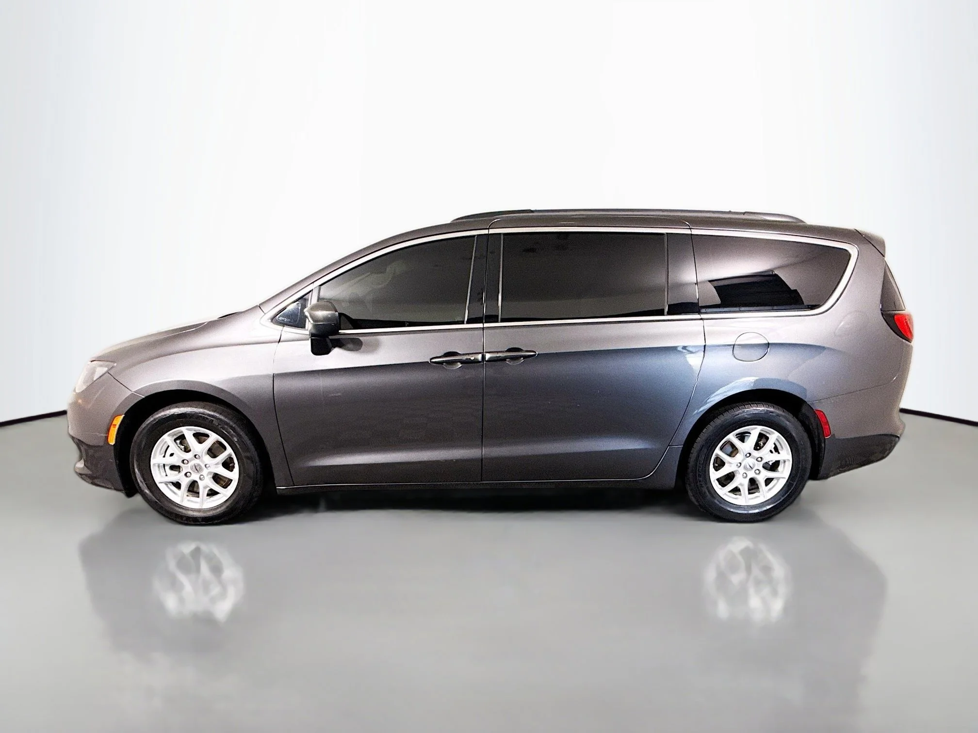 Used 2021 Granite Crystal Metallic Clearcoat Chrysler LXI image 4