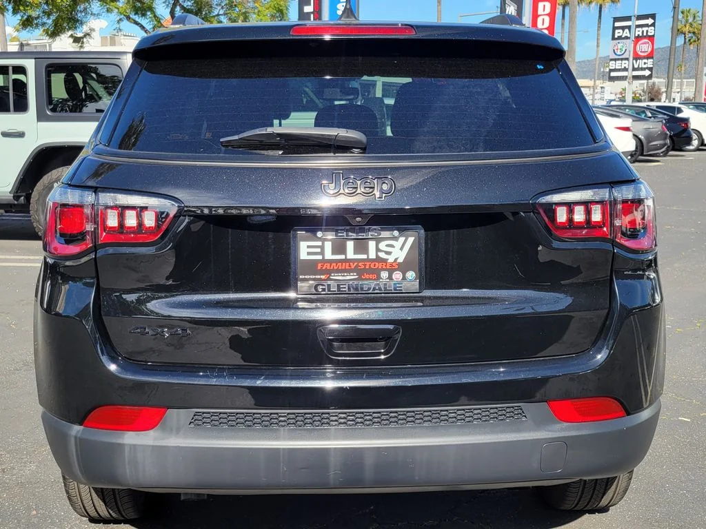 Used 2023 Black Jeep Latitude image 27