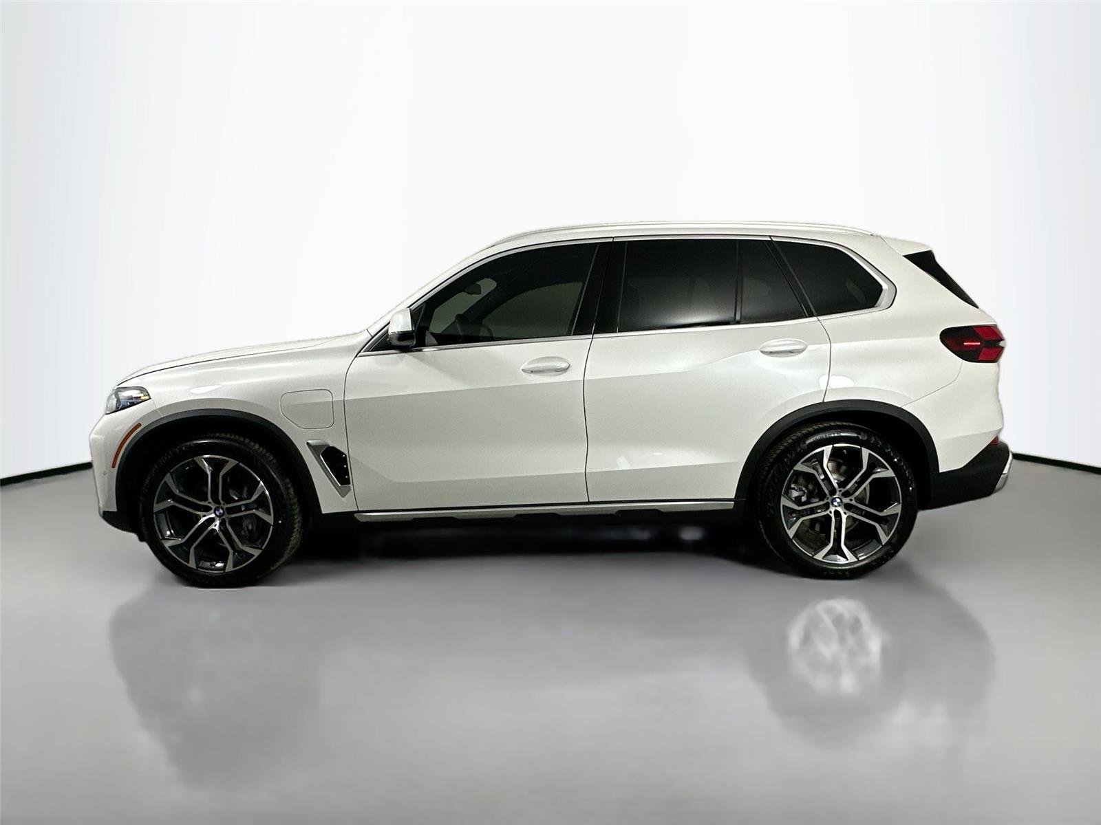 New 2026 Mineral White Metallic BMW xDrive50e image 9
