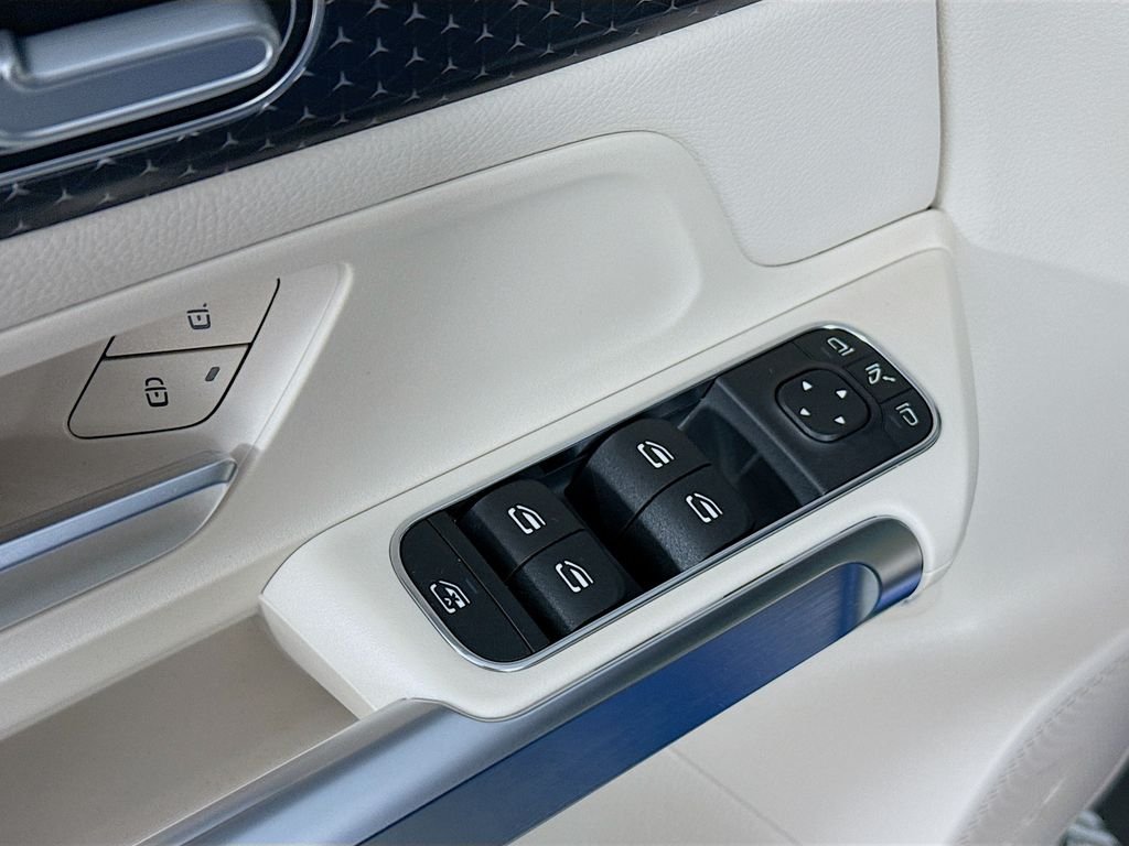 Used 2025 Blue Mercedes-Benz GLB 250 image 17