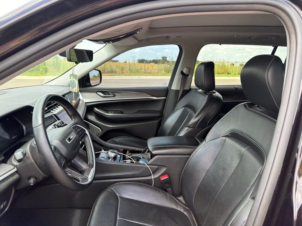 Used 2022 Ember Pearlcoat Jeep Limited image 9