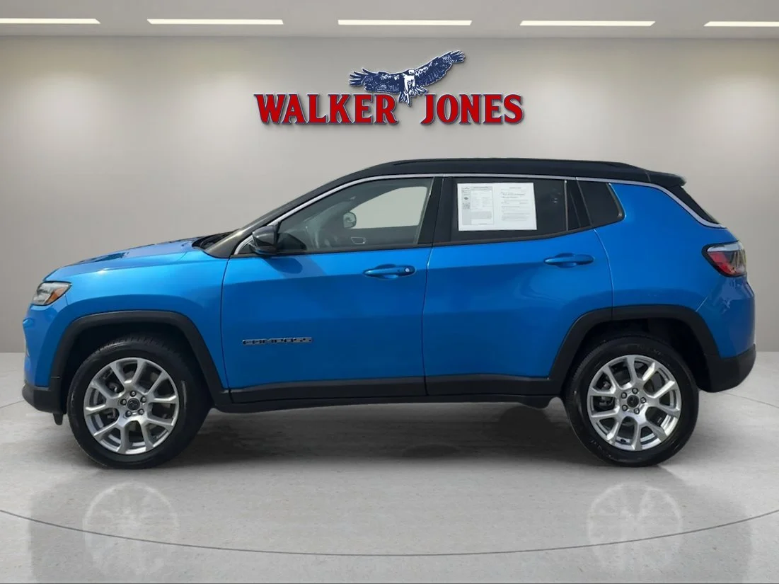 Used 2025 Hydro Blue Pearlcoat Jeep Limited image 4