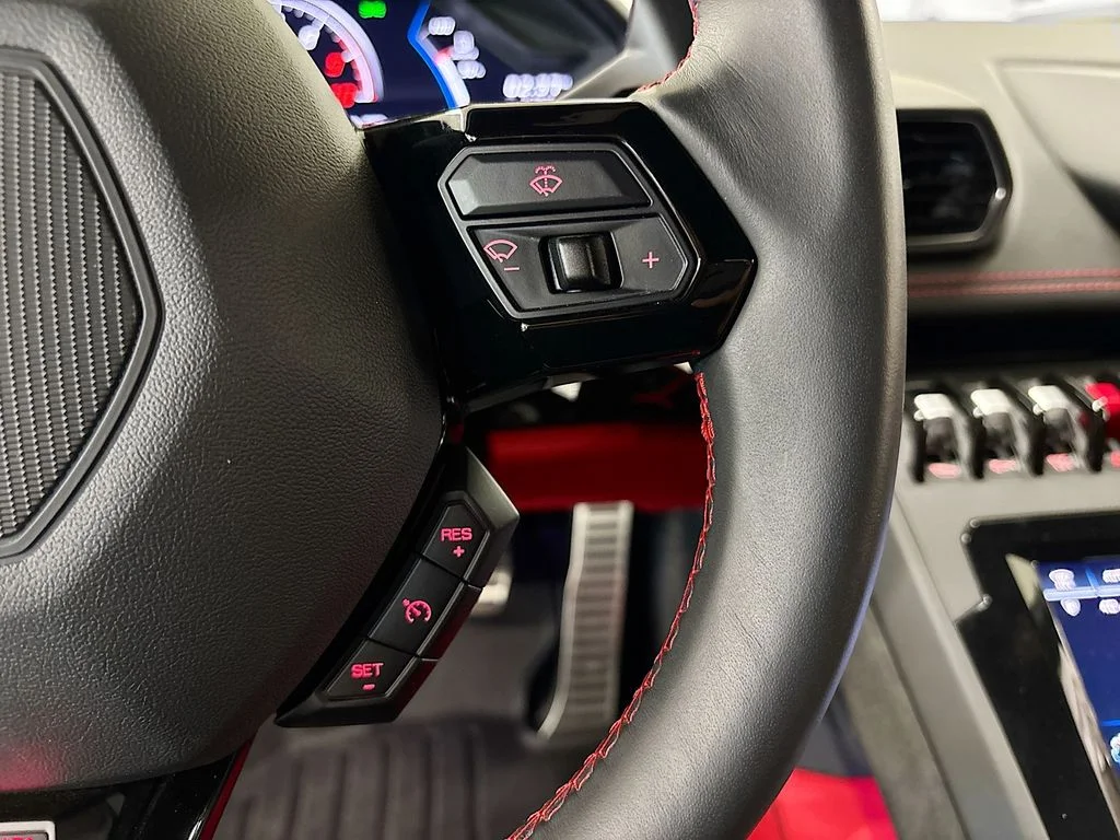 Used 2020 Red Lamborghini Base image 23