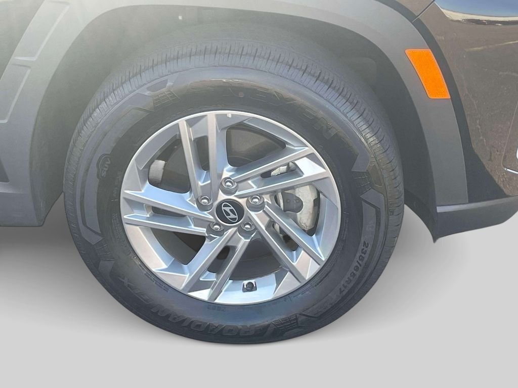 Used 2025 Black Hyundai SE image 9