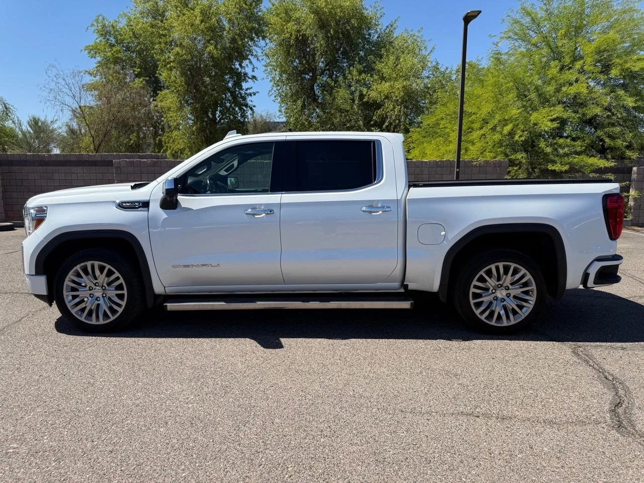 Used 2019 White Frost Tricoat GMC Denali image 8