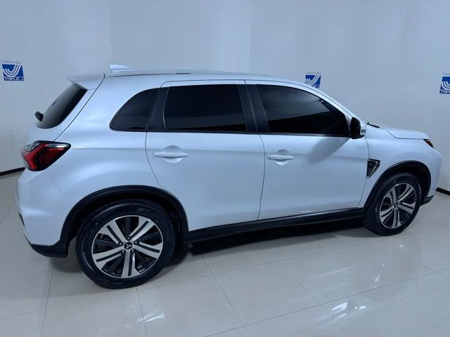 Used 2023 White Mitsubishi SE image 8