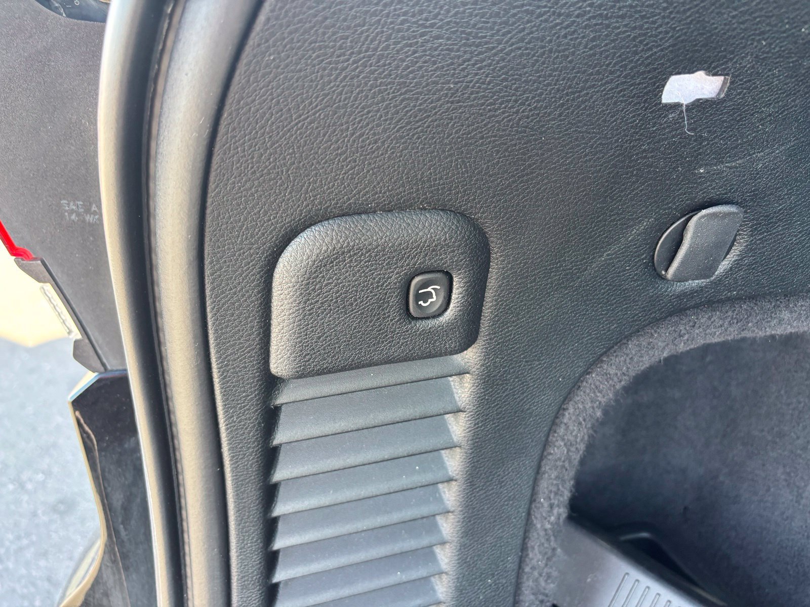 Used 2020 Diamond Black JEEP Overland image 9