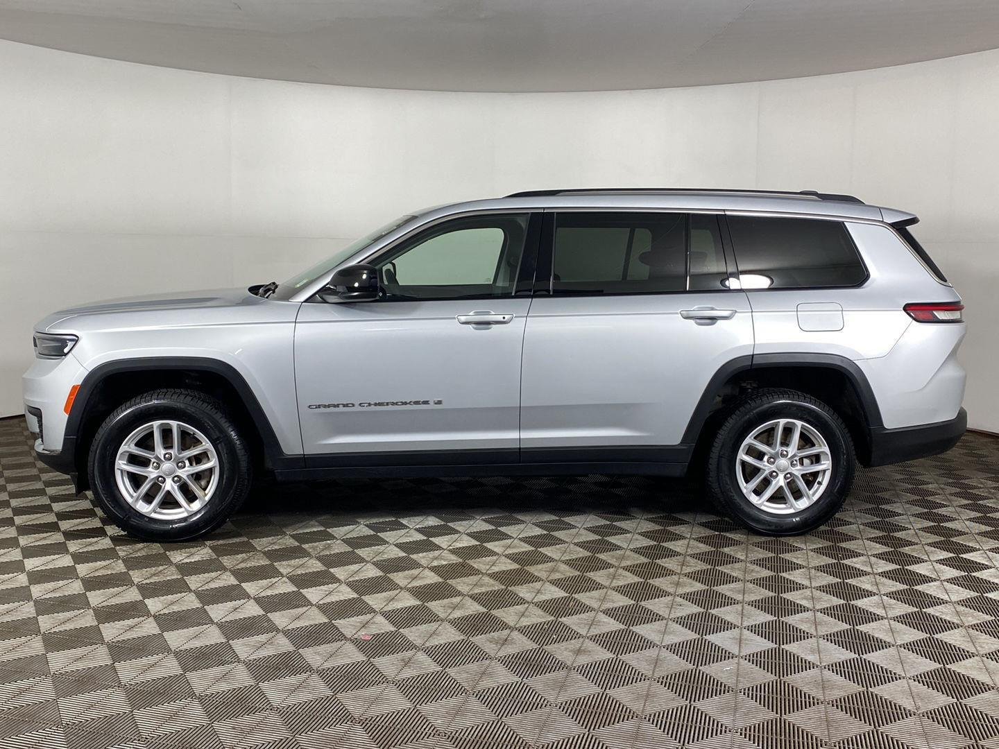Used 2023 Silver Zynith Jeep Laredo image 8