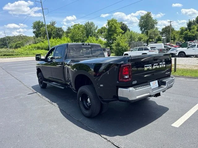 New 2026 Diamond Black Crystal Pearl-Coat Exterior Paint RAM Tradesman image 5