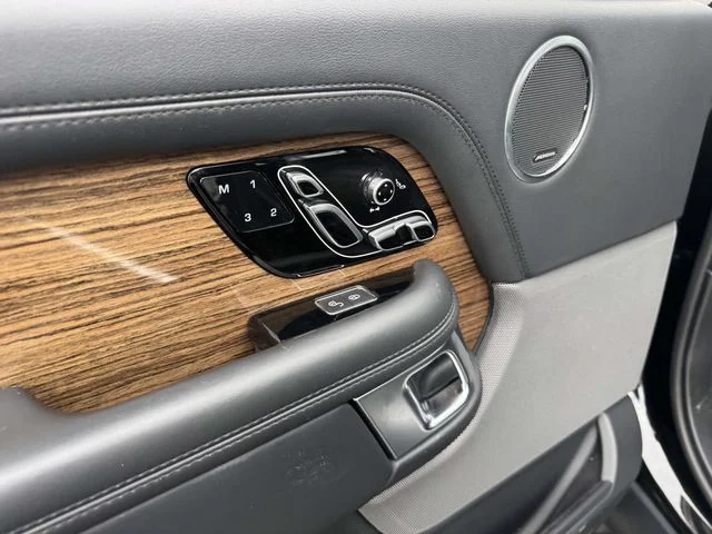 Used 2019 Black Land Rover 5.0L V8 Supercharged image 22