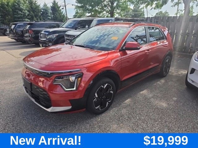 Used 2023  Kia Wind image 1