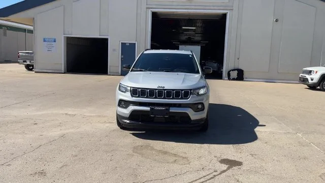 Used 2024 Silver Jeep Latitude image 3