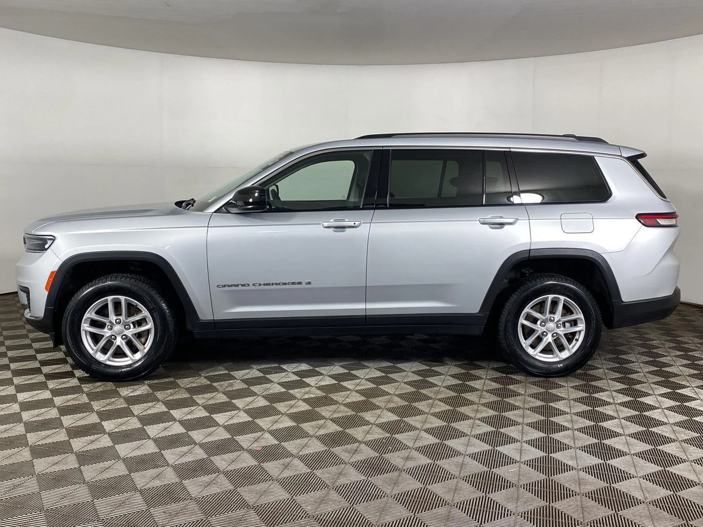 Used 2023 Silver Zynith Jeep Laredo image 8