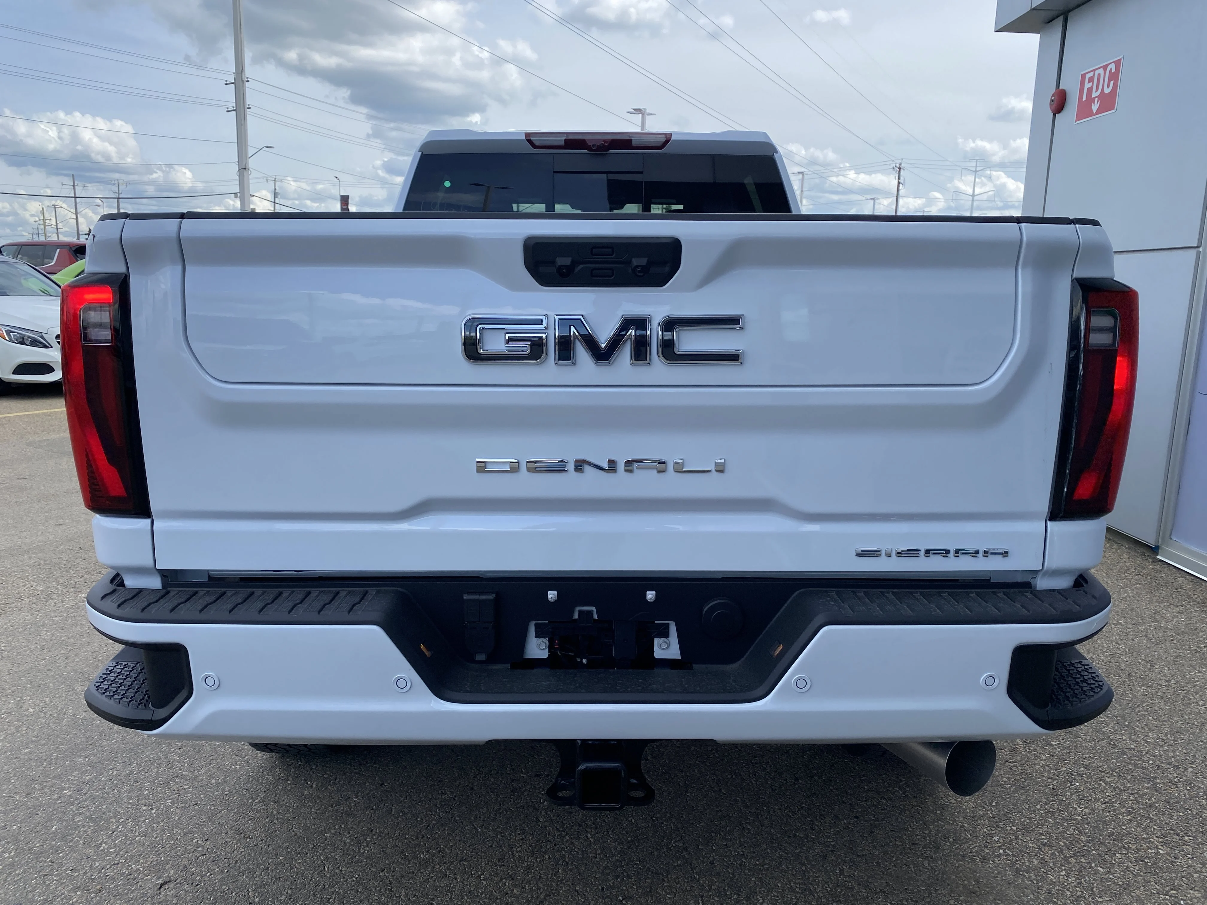 New 2026 GLACIER WHITE TRICOAT GMC Denali Ultimate image 6