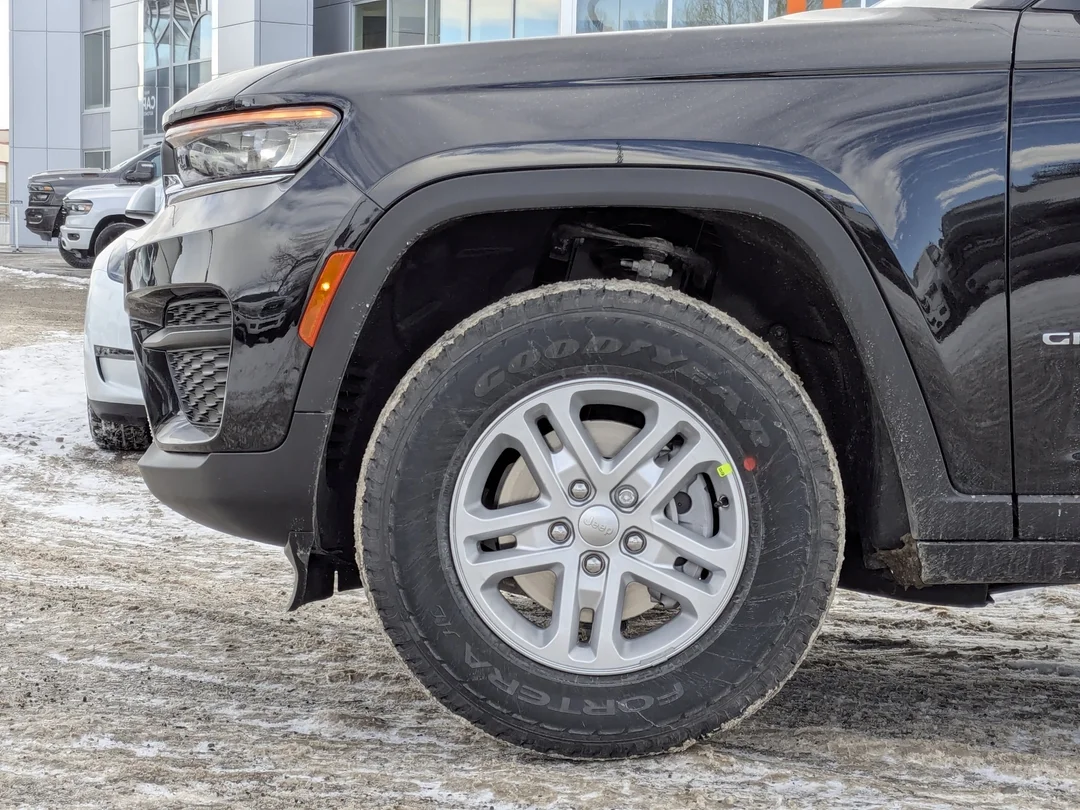 New 2025 Black Jeep Laredo - - 4x4 - Power Sunroof - Power Liftgate - Wireless Charging - Remote Start & More! image 9