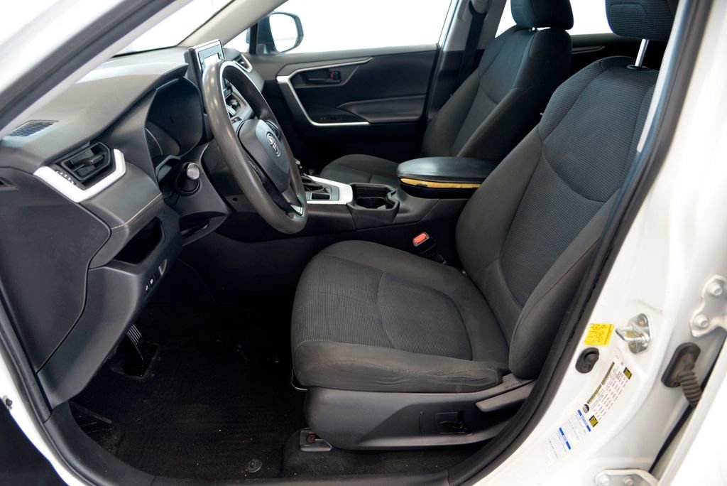 2020 Toyota RAV4 LE - Photo 15