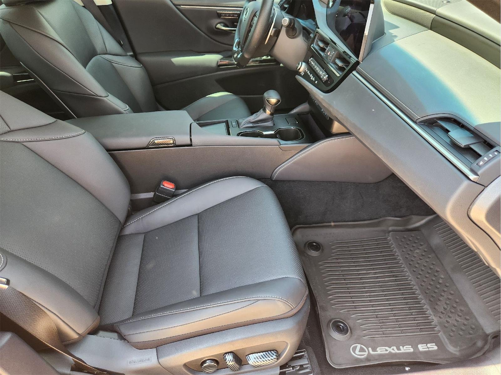 2025 Lexus ES 350 - Photo 13