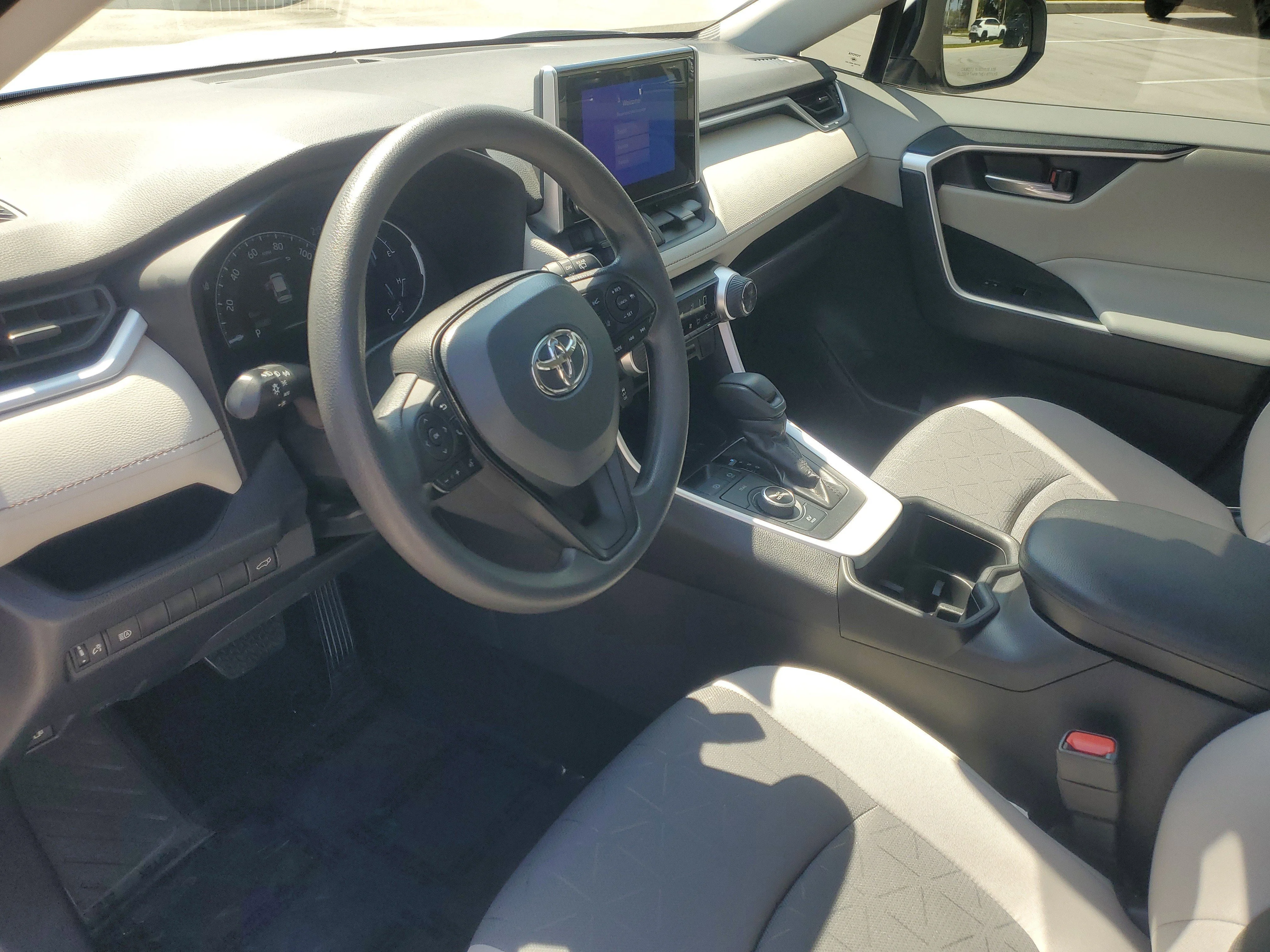 Used 2024 Ice Toyota Hybrid XLE image 17