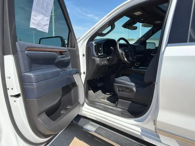 Used 2023 IRIDESCENT PEARL TRICOAT Chevrolet High Country image 10